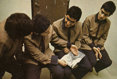 لاجوردی عکس مجله «جامعه» را به زندانیان نوجوان زندان اوین نشان می دهد